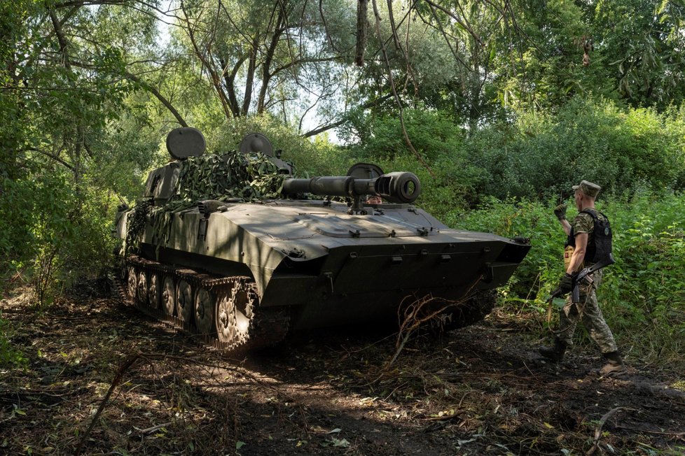 Houfnice se přesouvá na palebnou pozici. Charkovská oblast (27. 7. 2022).