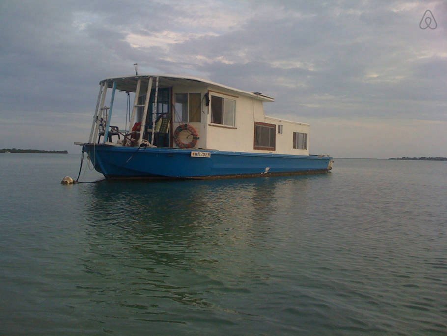 V nabídce je i tento houseboat v Ramrod Key na Floridě.