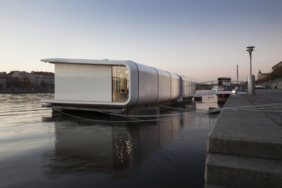 Unikátní houseboat v pražských Holešovicích