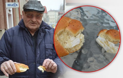 Ze zakoupené housky čouhal na zákazníka papírový kapesník