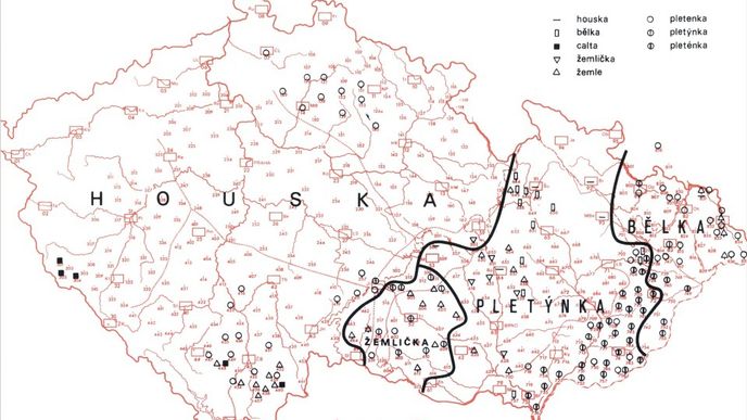 Územní rozdíly v pojmenování housky (Pozn. Mapy Českého jazykového atlasu vznikly na základě terénního výzkumu probíhajícího v 60.–70. letech a zachycují několik typů mluvčích: ve venkovských lokalitách (označených tečkou a trojciferným číslem) nářeční mluvčí ve věku nad 65 let, v městských lokalitách (označených obdélníčkem, dvojciferným číslem a zkratkou) starší generaci (nad 65 let) a mladou generaci (14–15 let), přičemž v pohraničních městech byla z historických důvodů zkoumána pouze mladá generace.)