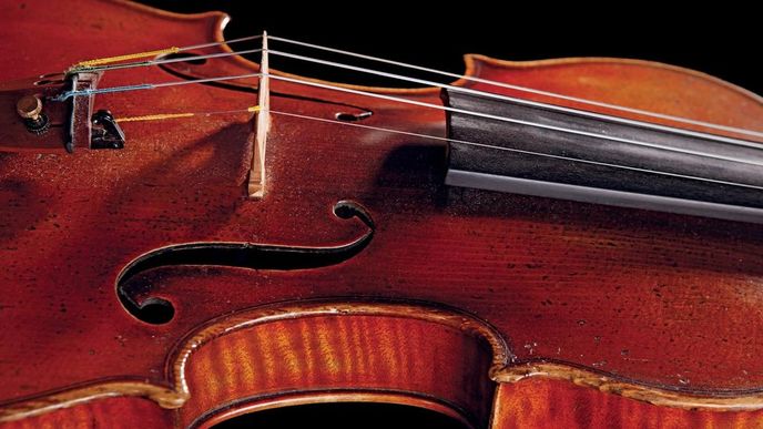 Housle model Stradivari, které restauroval slavný italský houslař Giuseppe Fiorini na počátku 20. století, kdy byl vlastníkem pozůstalosti Antonia Stradivariho.