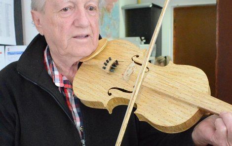 Stavitel hudebních nástrojů ze zápalek Jiří Bečvář ukázal, že na nástroj vyrobený z 5348 sirek se dá skutečně hrát.