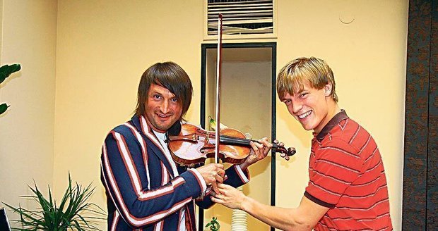 Nástroj, který v Praze představil maďarský houslista Edvin Marton, má v přepočtu hodnotu 120 milionů korun a virtuos na ně zahraje už v říjnu na show Králové ledové arény II.