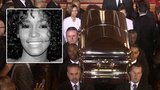 Whitney Houston vynesli ve zlaté rakvi: Její přítel se od ní nedokázal odtrhnout