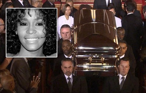 Přítel Whitney Houston Ray J se při vynášení rakve málem zhroutil