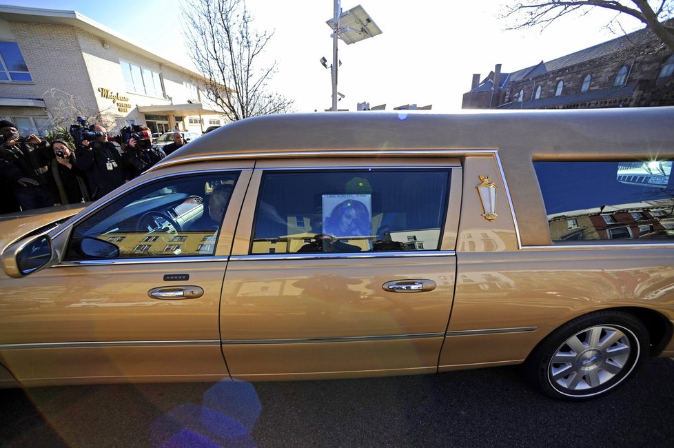 Pohřební vůz převážející ostatky Whitney Houston míří do kostela Nové naděje