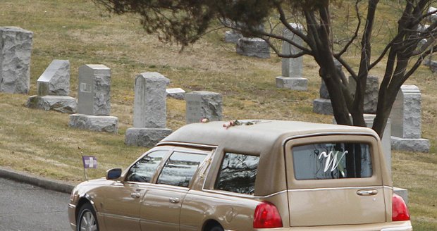 Zlatá limuzína přiváží rakev slavné zpěvačky na hřbitov ve Fairview