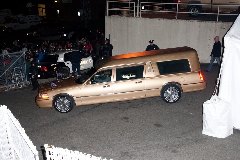 Pohřební auto veze rakev s ostatky Whitney Houston