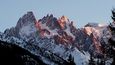 Věžičky nad Chamonix při západu slunce. Pohled severně od Aiguille du Midi - Aiguille du Plan, Aiguille de Blaitiere a Aiguille du Grépon.