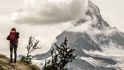 Matterhorn (4478 m) – poslední kilometry treku po Europaweg mezi vesnicemi Täsch a Zermatt