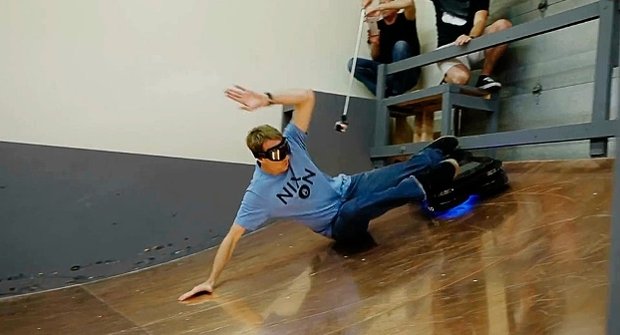 Legenda skateboardingu Tony Hawk zkouší skutečný (?) létající hoverboard