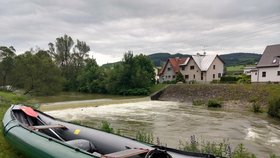 Při sjíždění Vsetínské Bečvy se u jezu v Hovězí převrhla kanoe s dvěma muži. Jeden zemřel.