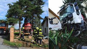V pražských Cholupicích havaroval fekální vůz na zahradě domu.