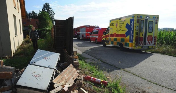 V pražských Cholupicích havaroval fekální vůz na zahradě domu.