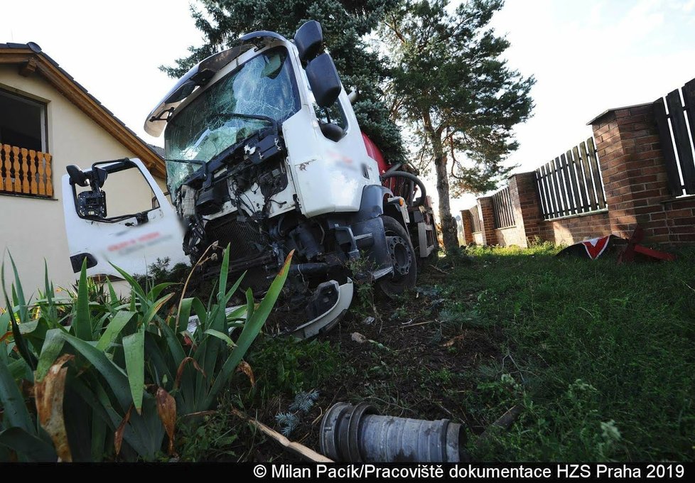 V pražských Cholupicích havaroval fekální vůz na zahradě domu.