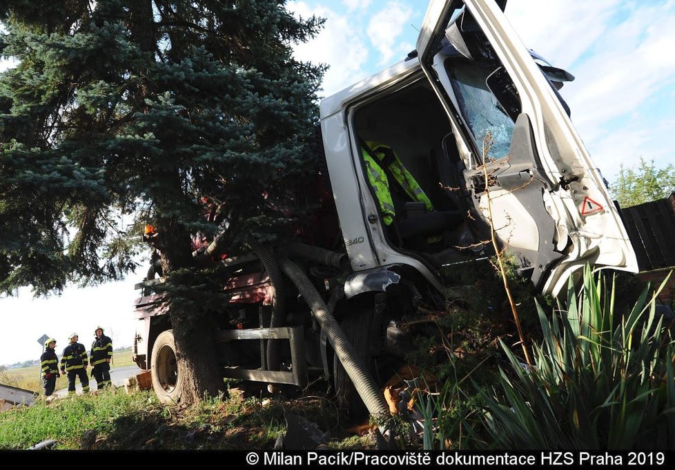 V pražských Cholupicích havaroval fekální vůz na zahradě domu.
