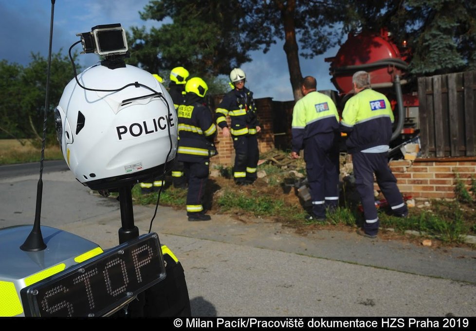 V pražských Cholupicích havaroval fekální vůz na zahradě domu.