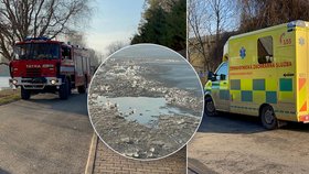 V Hovorčovicích hasiči zachraňovali muže, který se propadl ledem na místním rybníce.