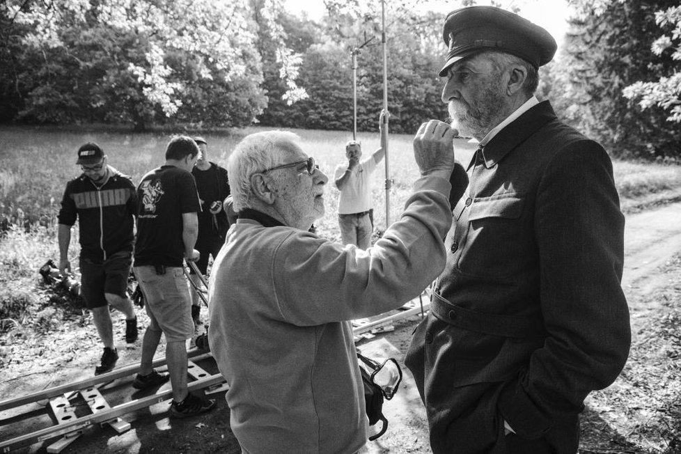 Snímky z natáčení filmu Hovory s TGM: Natáčelo se na přelomu dubna a května v parku Topoľčianskeho zámku. V místech letního sídla prezidenta Masaryka. V místech, kde Čapek a Masaryk své hovory vedli.