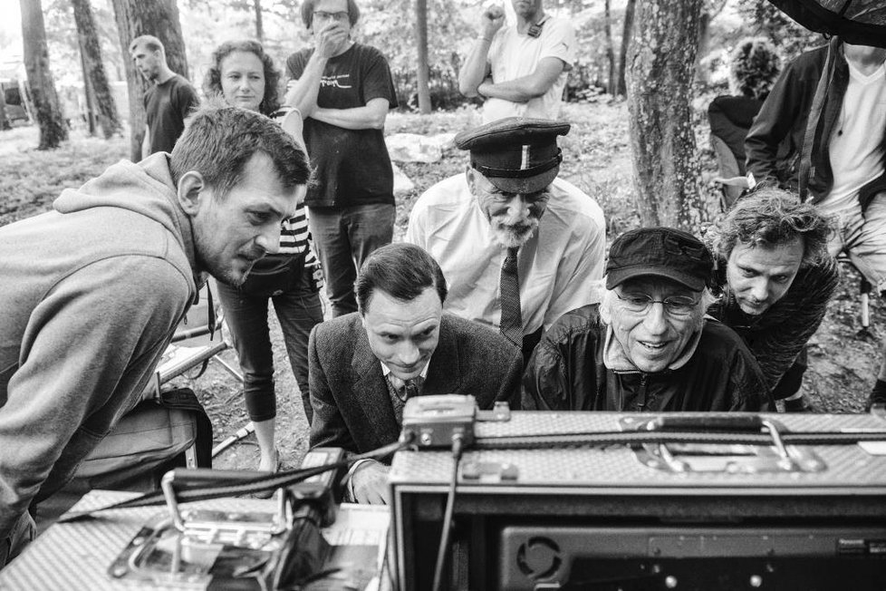 Snímky z natáčení filmu Hovory s TGM: Natáčelo se na přelomu dubna a května v parku Topoľčianskeho zámku. V místech letního sídla prezidenta Masaryka. V místech, kde Čapek a Masaryk své hovory vedli.