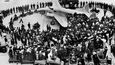 Letadlo Lockheed 14 obklopené novináři, se kterým Howard Hughes oblétl svět