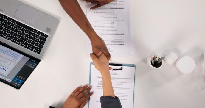 Mezi nadstandardně ohodnocené pozice patří také řídící pracovníci v oblasti lidských zdrojů. Mezi nadstandardně ohodnocené pozice patří také řídící pracovníci v oblasti lidských zdrojů.