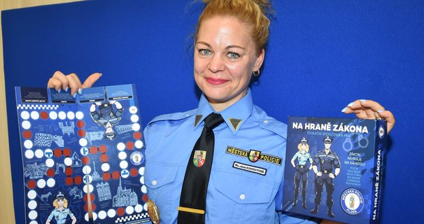 Autorkou hry Na hraně zákona je plzeňská strážnice Jana Kohoutová (37). Autorkou hry Na hraně zákona je plzeňská strážnice Jana Kohoutová (37).