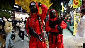 Halloween ve znamení Hry na oliheň: Seriálový hit přinesl do ulic nové kostýmy i „samopaly“