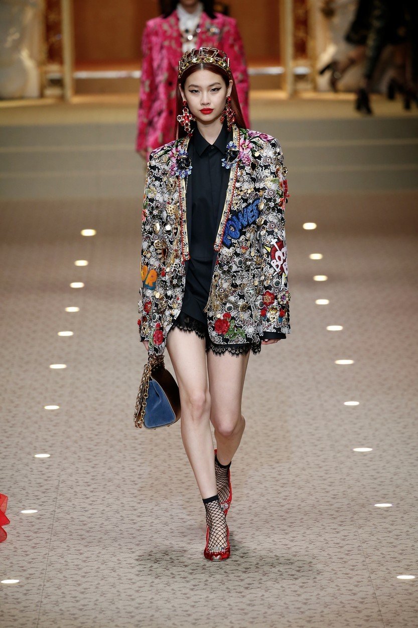 HoYeon Jung na přehlídce Dolce & Gabbana