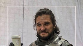 S papírovým kelímkem se nechal vyfotit také Kit Harrington, seriálový Jon Snow.