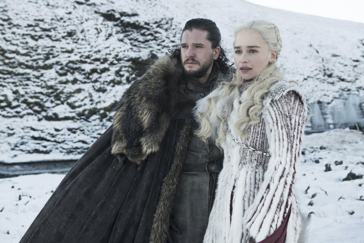 Kit Harington v roli Jona Sněha a Emilia Clarke jako Daenerys Targaryen v osmé řadě Hry o trůny