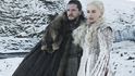 Kit Harington v roli Jona Sněha a Emilia Clarke jako Daenerys Targaryen v osmé řadě Hry o trůny