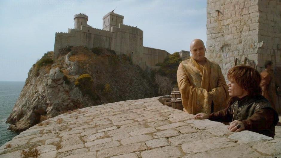 Tyrion a lord Varys na hradbách Králova přístaviště.