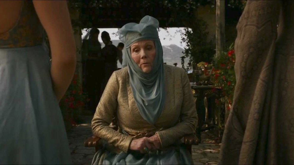 Lady Olenna promlouvá se Sansou v zahradách Králova přístaviště