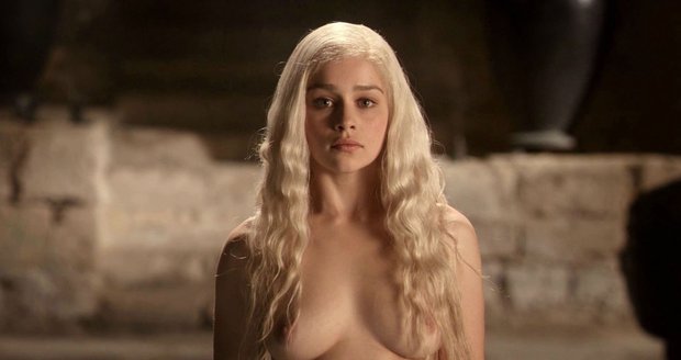 Daenerys Targaryen ukazuje ňadra často.