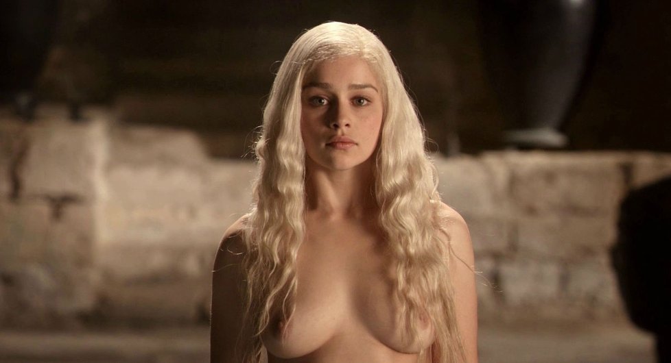 Daenerys Targaryen ukazuje ňadra často.