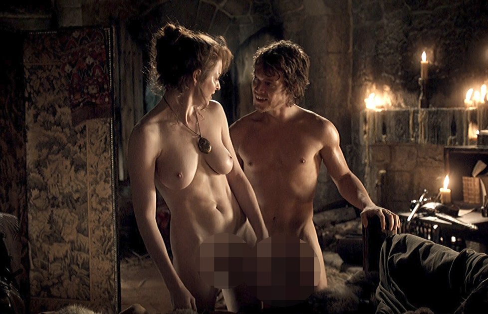 Nejvíc sexu natočila Esmé Bianco, která si zahrála zrzavou prostitutku Ros. Té postelí prošel Tyrion Lannister, Theon i velmistr Pycell.