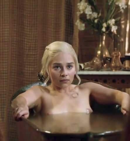 Emilia Clarke (Daenerys) se v seriálu  svlékla hned několikrát