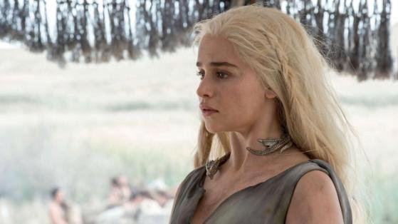 Emilia Clarke jako Daenerys Targaryen ve Hře o trůny.