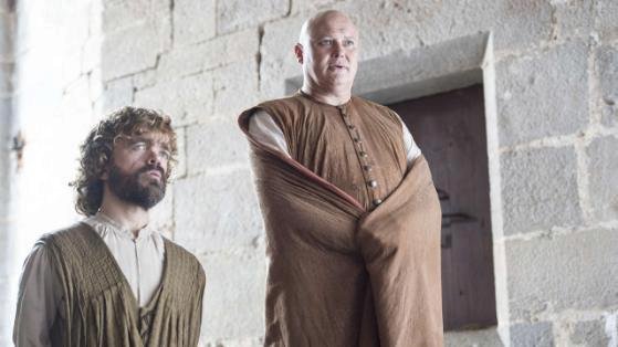 Peter Dinklage jako Tyrion Lannister a Conleth Hill v roli Varyse v seriálu Hra o trůny.