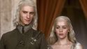 Daenerys a její bratr Viserys, kterého zabil Khal Drogo rozžhaveným zlatem