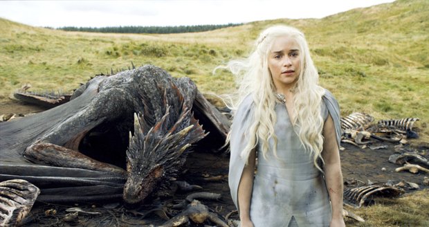 Daenerys Targaryen a její drak.