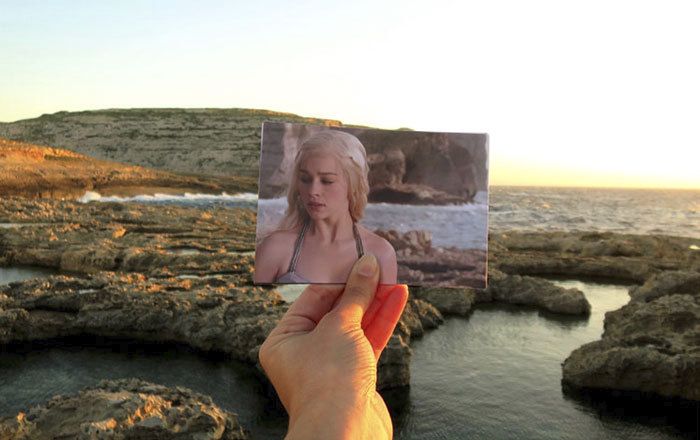 Daenerys Targaryan na Maltě u Azurového okna. To se začátkem roku 2017 zřítilo do moře