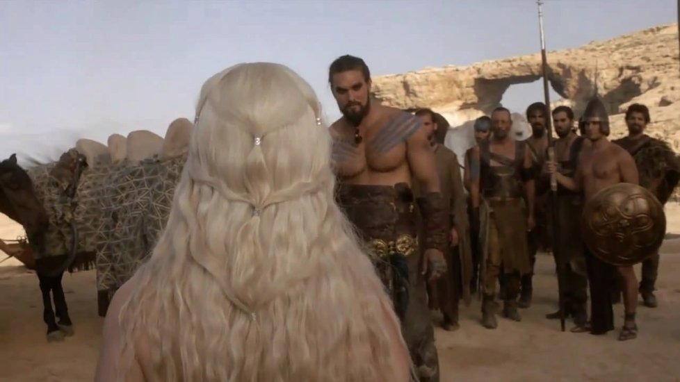 Khal Drogo si u Azurového okna bral Daenerys.