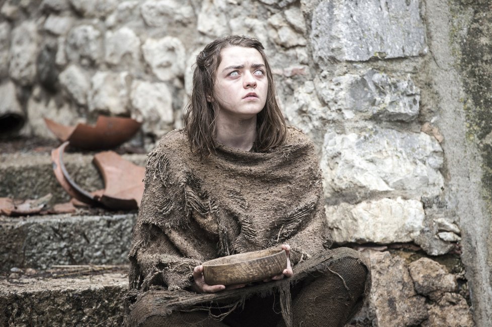 Maisie Williams jako Arya Stark v seriálu Hra o trůny.