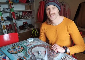 Marek Klus (39) v šatně před tréninkem. Svůj knír si točí podle norského skokana Roberta Johanssona.