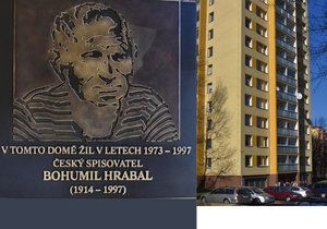 Pamětní deska na domě, ve kterém žil spisovatel Bohumil Hrabal.