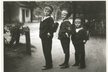 Bohumil Hrabal (vlevo) na dvoře pivovaru v Nymburce v roce 1923. Třetím chlapcem (vpravo) je mladší bratr Slávek.