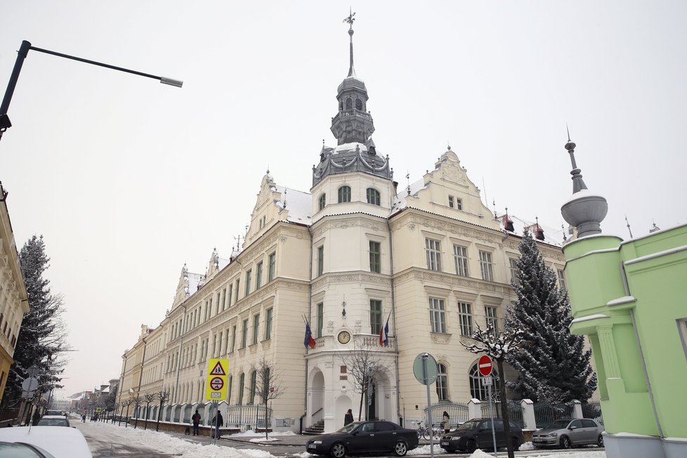 Nymburské gymnázium dnes nese Hrabalovo jméno. Nejstarší učebna fyziky je ještě vybavena lavicemi s otvory na kalamář, za kterými spisovatel sedával.